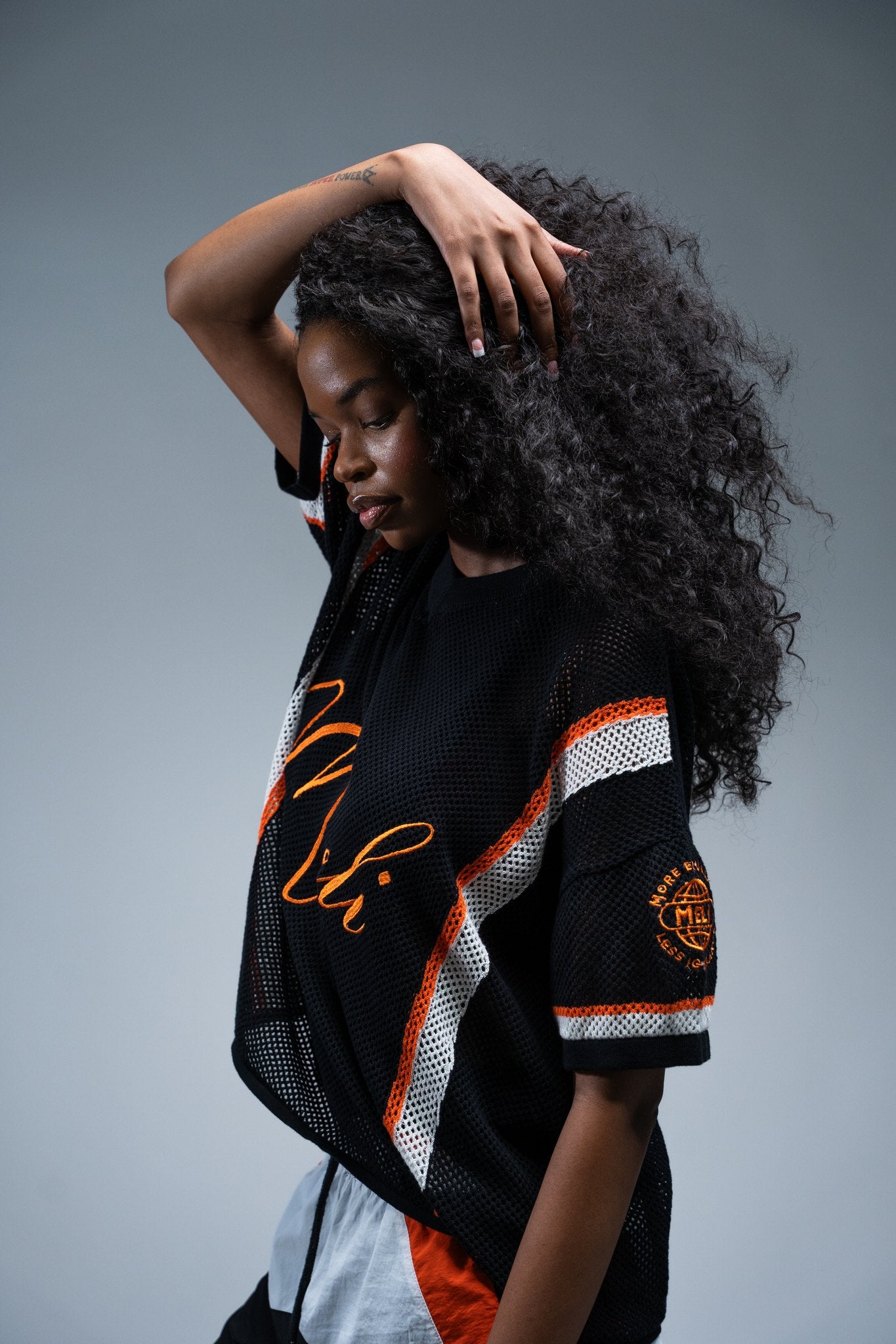 MELI MESH JERSEY — BLACK — Female model